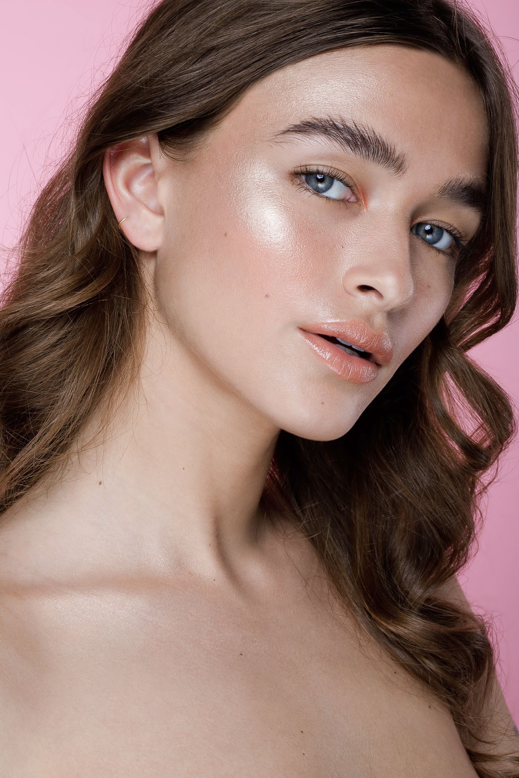 Beauty-портрет после ретуши: чистая кожа, выровненный тон, усиленные глаза, мягкая цветокоррекция